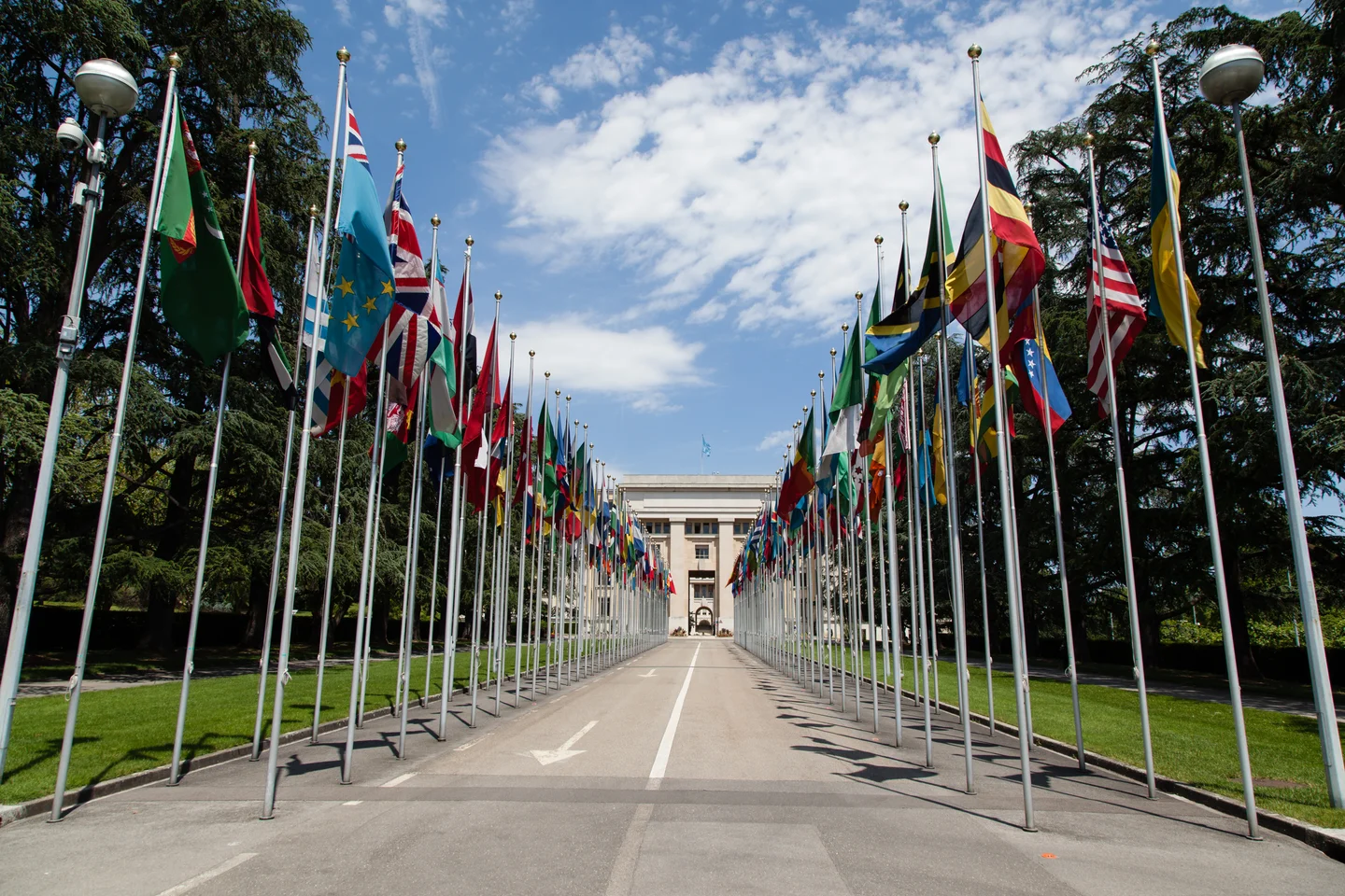 L’allée des drapeaux devant le Palais des Nations, à Genève